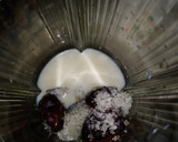 A picture of step 2 of Choco dates shake.