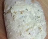 Foto del paso 2 de la receta: Bollitos rellenos de mantequilla, queso, ajo y perejil