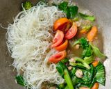 Foto langkah ke 4 dari resep Bihun Kuah Sayuran Udang Pedas.