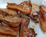 Foto del paso 6 de la receta: Chuletas de lechón con ajos tiernos, verduras y miel