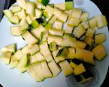Une image de l'étape 1 de Gratin de pâtes courgettes, lardons, mozzarella.