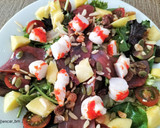 Foto del paso 5 de la receta: Ensalada de brotes con langostinos, mojama y mango