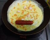 Foto langkah ke 6 dari resep Dadar telor isi sosis.
