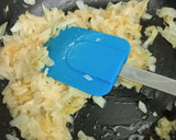 Foto del paso 1 de la receta: 🥚Tortilla de patata 🥔con cebolla 🧅 tomate en aceite 🍅 y albahaca 🌿