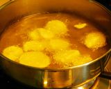 A picture of step 2 of Water chestnut chips and masala curry.