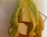 Foto del paso 1 de la receta: Flor de calabaza rellena de queso