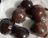 A picture of step 7 of Granola truffles.