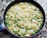 Foto del paso 2 de la receta: Tortilla de bacalao, patatas y guisantes