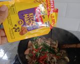 Foto langkah ke 4 dari resep Tumis Jamur Sosis Kecap.