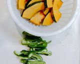 Foto langkah ke 1 dari resep Kabocha paprika tumis daging giling.