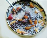A picture of step 4 of Black rice porridge with fruits and nuts.