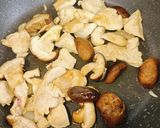 Hình bước làm 3 của món Ức gà xào nấm đông cô tươi - healthy cùng Chin