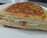 Foto del paso 7 de la receta: Sándwich🥪de salchichón de cerdo🥓y queso🧀en pan🍞casero de ajo🍖y finas hierbas🥐🌿🧄
