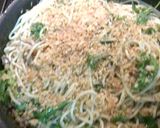 Foto del paso 6 de la receta: Espagueti con sardinas, chiles rúcula y crunchi de panco, orégano, ajo y queso sardo