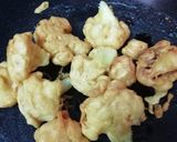 A picture of step 2 of Gobhi Ke Pakode.