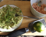 Foto del paso 1 de la receta: Sándwich de atún y pasta de aguacate con lima