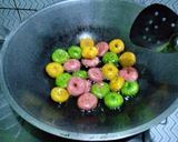 Foto langkah ke 7 dari resep Donat mini glasir gula.