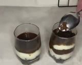 A picture of step 8 of Oreo pudding dessert.