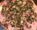 Foto del paso 3 de la receta: Pizza con champiñones, verdeo y lomo de cerdo cocido