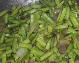 गवारीच्या शेंगांची मसाला भाजी (Gavarichya Shengachi Bhaji Recipe In Marathi) रेसिपी स्टेप 3 फोटो 