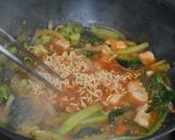 Une image de l'étape 7 de Ramyeon poulet et brocoli.