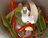 Foto langkah ke 2 dari resep Ayam Chili Padi #504.