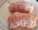 Foto del paso 7 de la receta: Contramuslos de pollo rellenos de dátiles y jamón serrano
