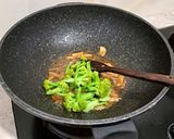 Foto langkah ke 4 dari resep Cah Brokoli Bawang Putih.