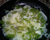 Foto del paso 6 de la receta: Bacalao frito con langostinos, cebollas y pimiento