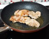 Foto del paso 1 de la receta Contramuslos de pollo con fritada de pimiento, cebolla y puerro