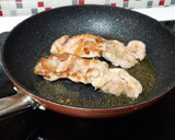 Foto del paso 1 de la receta: Contramuslos de pollo con fritada de pimiento, cebolla y puerro