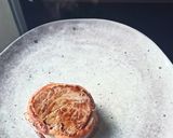 Une image de l'étape 2 de Tournedos lardés à la poire façon Rossini.