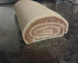 Foto del paso 5 de la receta: Brazo de gitano relleno de turrón Jijona y revestido de chocolate blanco
