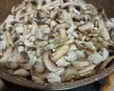 Foto langkah ke 3 dari resep Tumis ayam jamur.