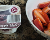 Foto del paso 4 de la receta: Fresas con granadina y queso batido