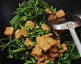 Foto langkah ke 3 dari resep Tumis Kangkung Terasi Tempe.