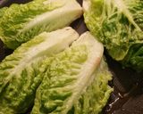 รูปขั้นตอนการทำที่ 3 ของ ผักคอสย่างเนยแอนโชวี่ Grilled Baby cos lettuce - anchovy butter