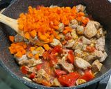 Une image de l'étape 14 de Sauté de porc aux champignons, carottes et tomates.
