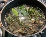 Une image de l'étape 5 de Bouillon de gambas à l’ail et herbes aromatiques.