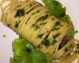Foto del passaggio 1 della ricetta Involtino di spaghetti con tartara di salmone e olive nere
