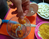 Foto del paso 3 de la receta: Huevos rellenos con langostinos y salmón ahumado