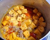 A picture of step 8 of Bún riêu cua with crispy pork fat.