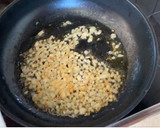 Foto del paso 3 de la receta: Risotto de setas y espárragos verdes con queso de oveja