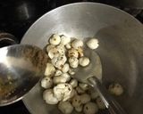 A picture of step 4 of Crispy masala makhana.