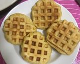 Hình bước làm 4 của món Bánh waffle (phiên bản bánh mì trứng muối nhân ruốc)