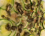 Foto del paso 4 de la receta: Carpaccio de calabacín con pesto casero