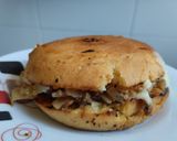 Foto del paso 9 de la receta: Sándwich🥯de cebolla🧅y tocineta🥞 caramelizada🥓con queso🧀en pan de almojábana🥯