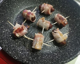 Foto del paso 2 de la receta: Dátiles rellenos de queso azul envueltos con bacon