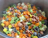 Foto del paso 5 de la receta: Pasta de colores con mariscos y calabacín