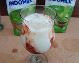 Foto langkah ke 2 dari resep Strawberry Matcha Latte.